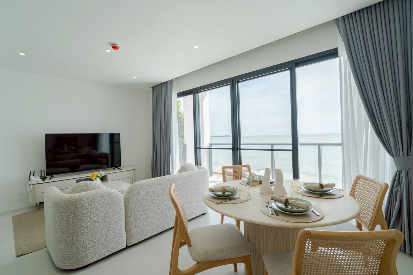 Sea-view living and dining room opening to a balcony over the beach
